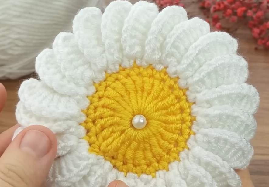 How to Crochet a Charming Daisy Motif: A Step-by-Step Pattern